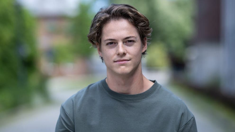 Neu bei GZSZ: Julian Krenn (22) kam in Budapest zur Welt, seine Eltern sind Deutsche und Österreicher. Aufgewachsen ist er in Prag und Ungarn, für seine neue Rolle lebt er nun in Potsdam.