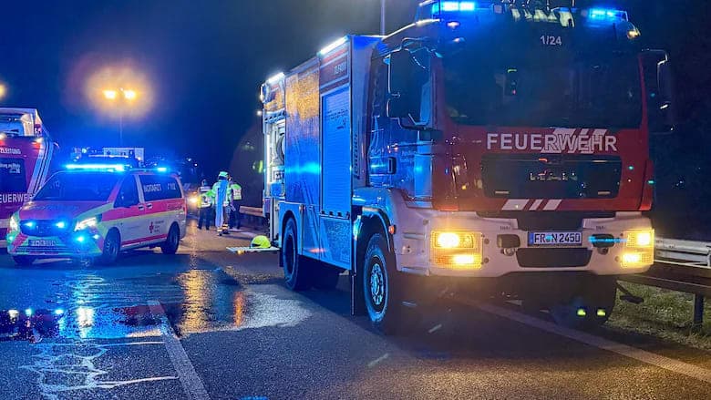 Die Polizei hat die A5 in Richtung Süden wieder für den Verkehr freigegeben. Feuerwehrkräfte sind weiterhin am Unfallort im Einsatz.