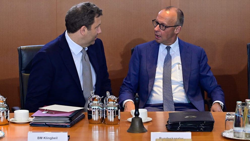 Bei ausbleibendem Wachstum droht dem Staat eine Schuldenkrise: Finanzminister Lars Klingbeil (SPD) und Kanzler Friedrich Merz (CDU) stehen vor einer Zerreißprobe.