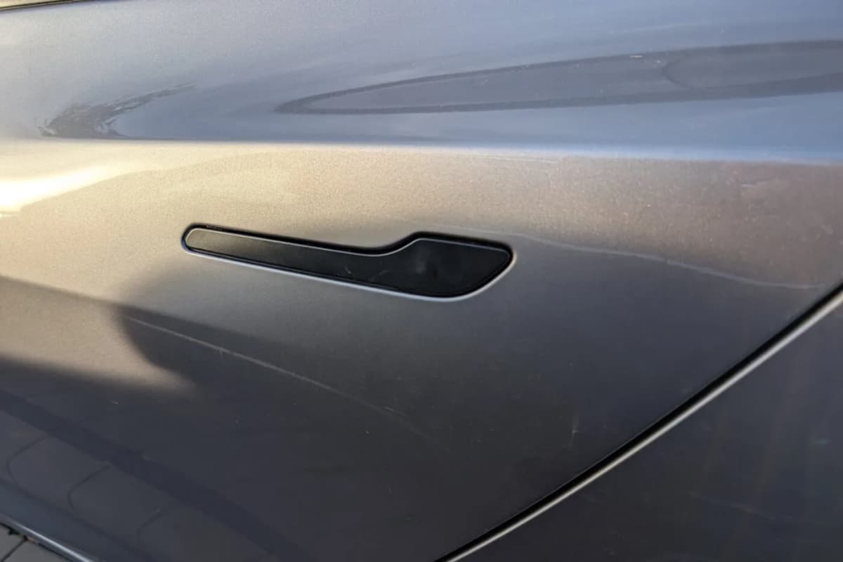 Tesla ruft drei Millionen Fahrzeuge wegen lebensgefährlicher Türen zurück.
