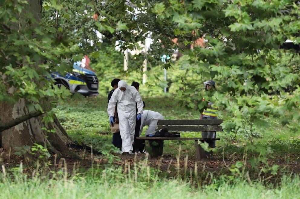 Tod eines 20-Jährigen im Park: Polizei fahndet nach flüchtigem Angreifer