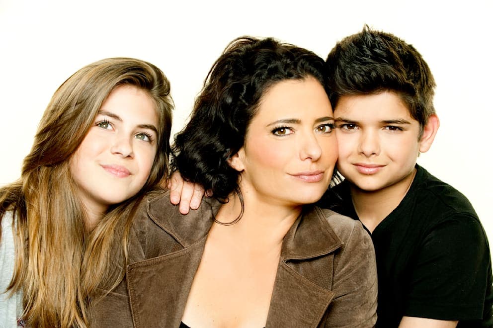 TV-Star Sandra Speichert (41) posierte 2013 mit ihren Zwillingen Siena und Lino (12). Auch der Nachwuchs ist heute im Filmgeschäft tätig.