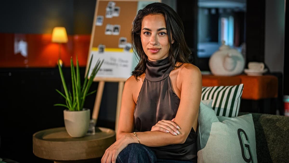 Kicker-News und dann noch ein Chart-Stürmer? „Fack ju Göhte“-Star Gizem Emre (31) soll wieder vergeben sein.