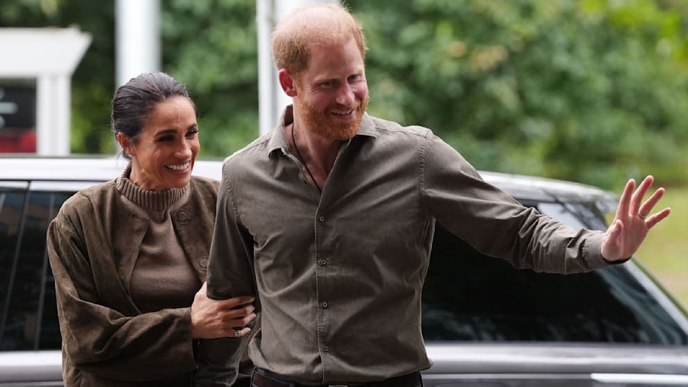 Meghan (45) und Harry (41, hier im April 2026) trennen künftig ihre Aufgaben: sie als Geschäftsfrau, er als Familienvater.