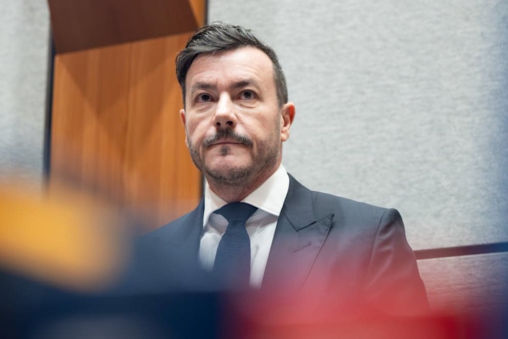 René Benko (48) befindet sich seit Januar 2025 in Untersuchungshaft. Der Signa-Gründer erhielt in zwei Verfahren Schuldsprüche: einmal 24 Monate ohne Bewährung, einmal 15 Monate auf Bewährung. In beiden Fällen lautete der Vorwurf betrügerischer Bankrott.