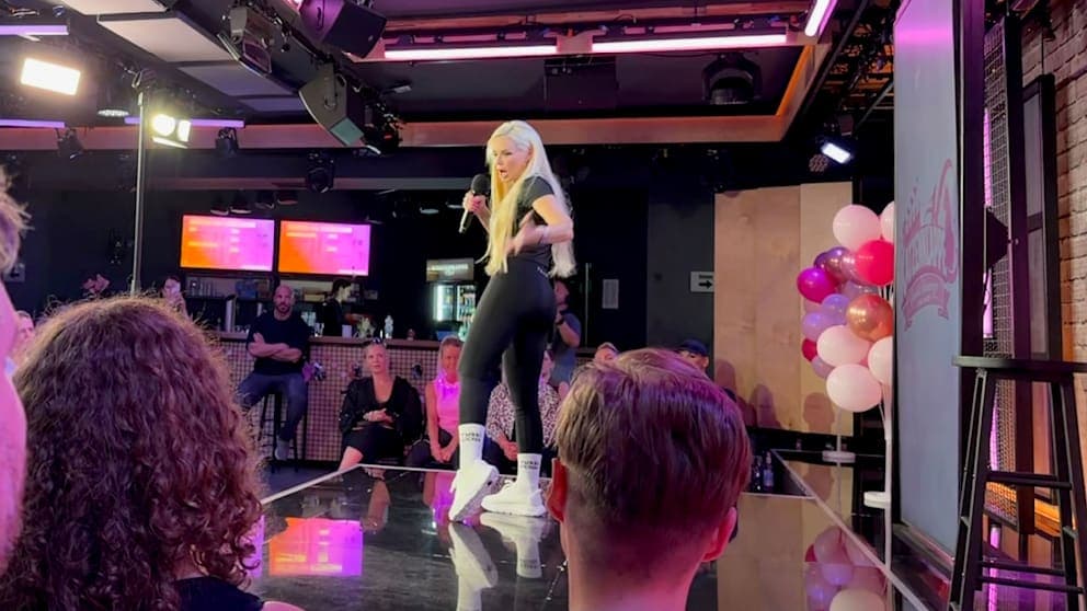 Daniela Katzenberger (39) gab am Freitagabend den Auftakt ihrer Comedy-Show „Katzenklappe“.