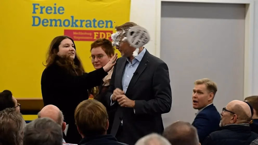 Es war ein Angriff auf die politische Debatte“: Lindner über den Tortenwurf