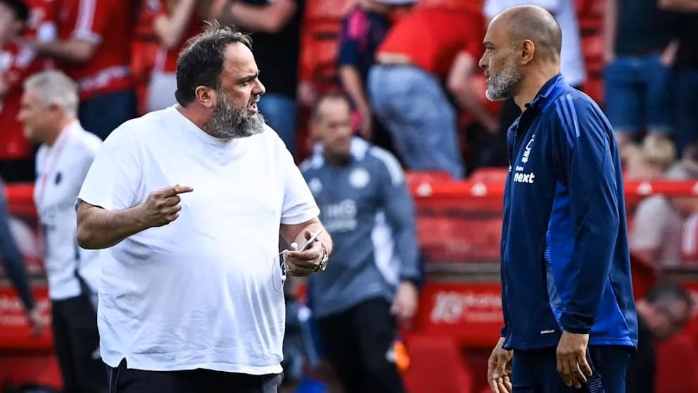 Premier-League-Skandal: Vereinschef stellt Coach öffentlich zur Rede mitten auf dem Rasen