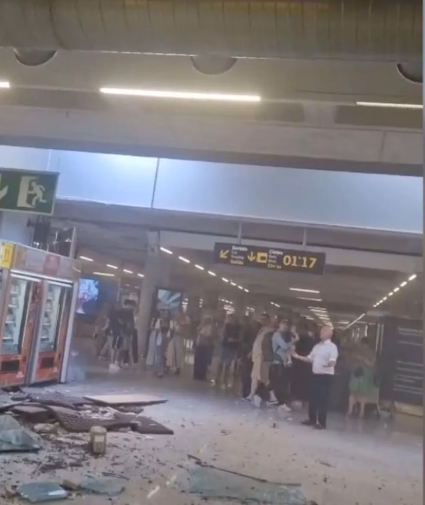 Teileinsturz am Flughafen Mallorca Decke in Ankunftshalle heruntergefallen